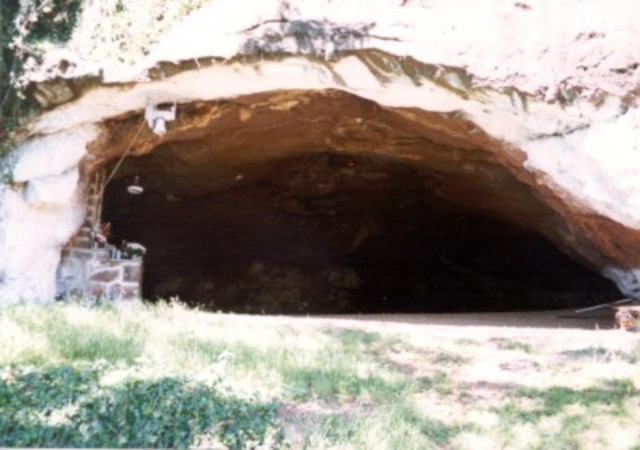 O Cavaleiro passa a noite de Natal a  rezar na gruta de Belém.
