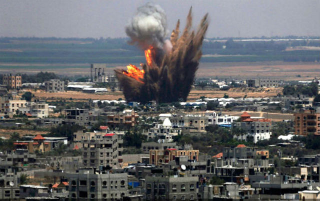 Francia lanza fuertes bombardeos la capital del EI en Siria.