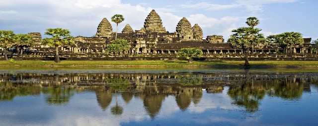 Suryavarman II builds Angkor Wat