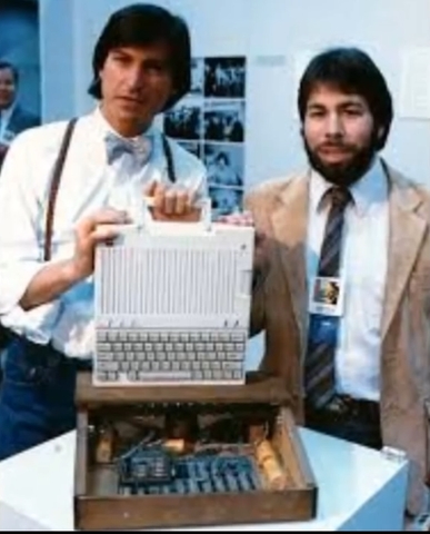 1er.  Primer computador "Apple".