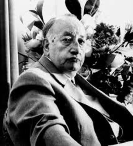 Escribio HOMBRES DE MAÍZ CONSIDERADA POR MUCHOS COMO SU OBRA MAESTRA.