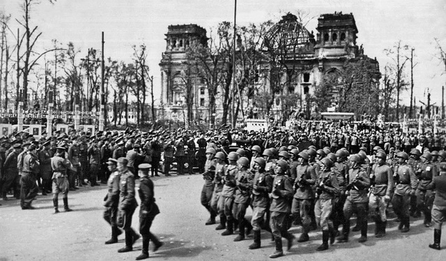 Русские войска пробили оборону, и вошли в Берлин.