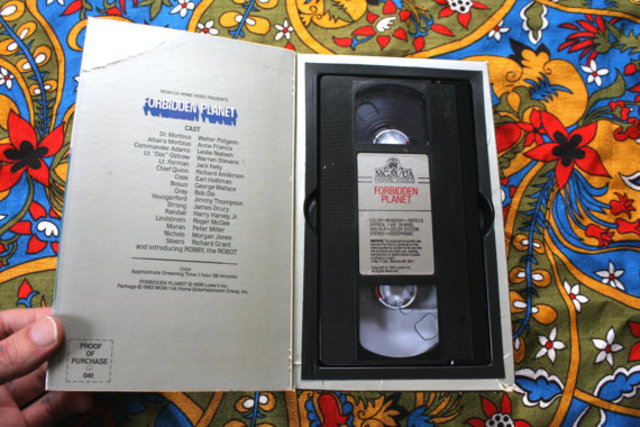 Casette VHS ( video home system ) et son magnétoscope.