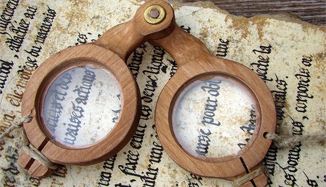 Очки с вогнутыми линзами для коррекции миопии.