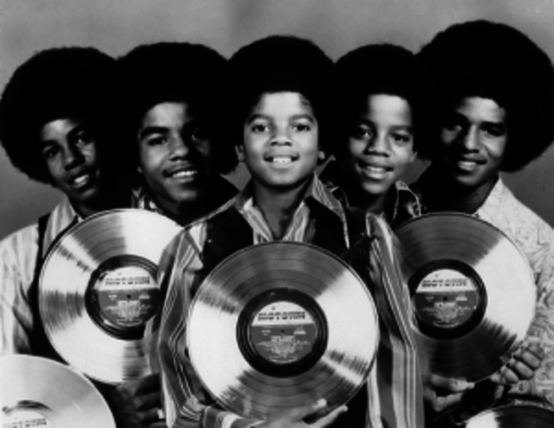 It joins the band Jackson Brothers (The Jackson 5)