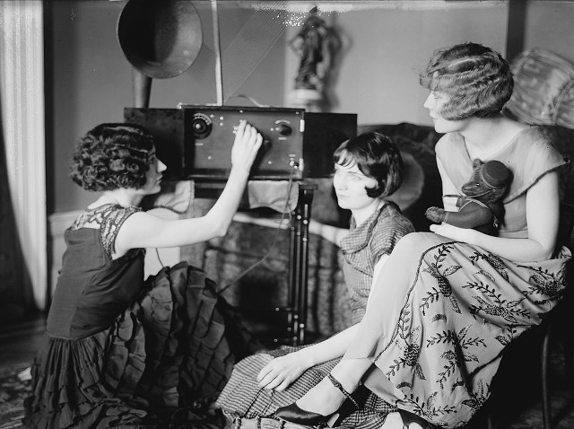 1XE of Medford, Massachusetts broadcasted music