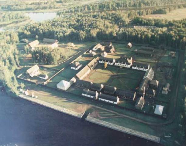 En 1717 Zacharie Robutel de de la Noue reconstruit le fort Kaministiquia.