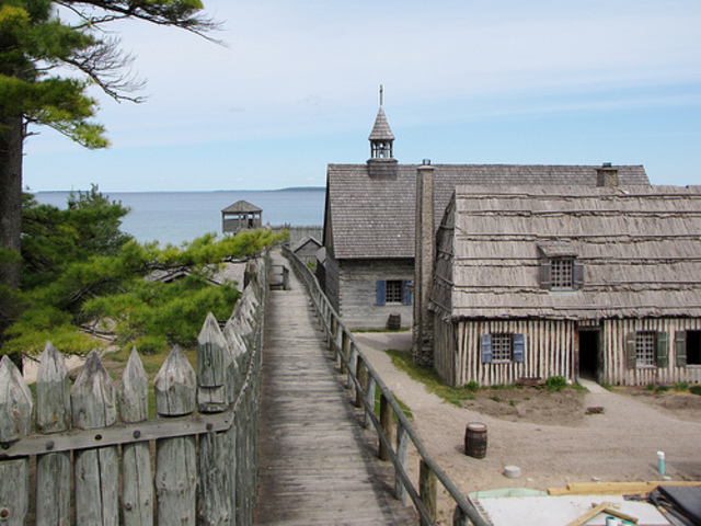 Ainsi, en 1715, le fort Michillimackinac, à la sortie du lac Michigan, et le fort La Tourette, aussi appelé “La Maune”, au nord-est du lac Nipigon, sont fortifiés.