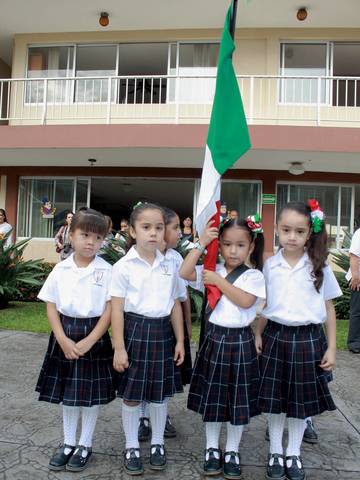 entrega de bandera de escolta
