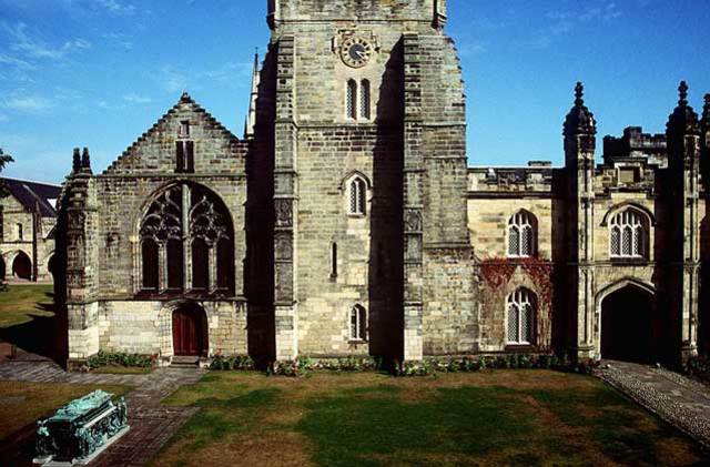 Восстановление независимости Королевского Колледжа и Колледжа Маришаль согласно указа Карла II