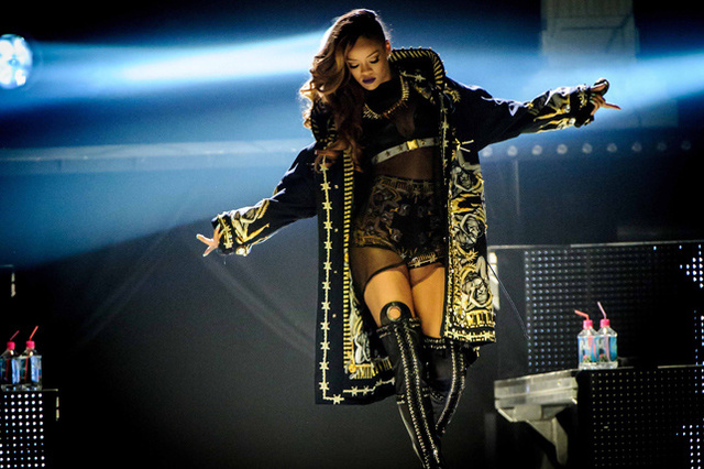 First concert of the his tour "Diamonds World Tour"