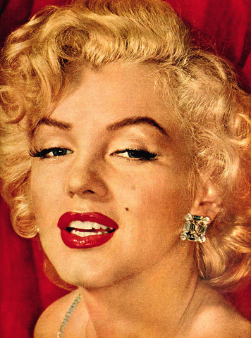 Marylin Monroe Dies of a Drug Overdose