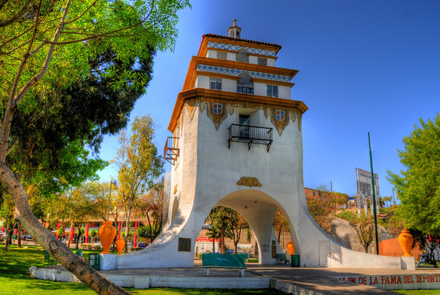 Construcción Torre Agua Caliente