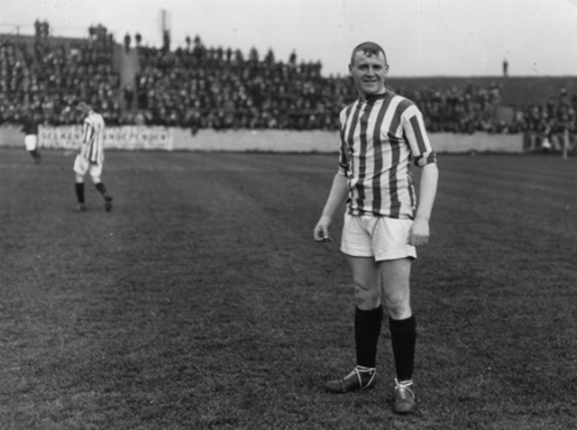 United history: 1910 to 1919.        Reds skipper Charlie Roberts prepares for a 1912 clash with Arsenal.