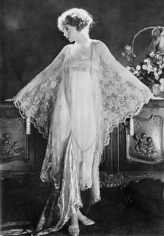 Photograph of a flapper girl.