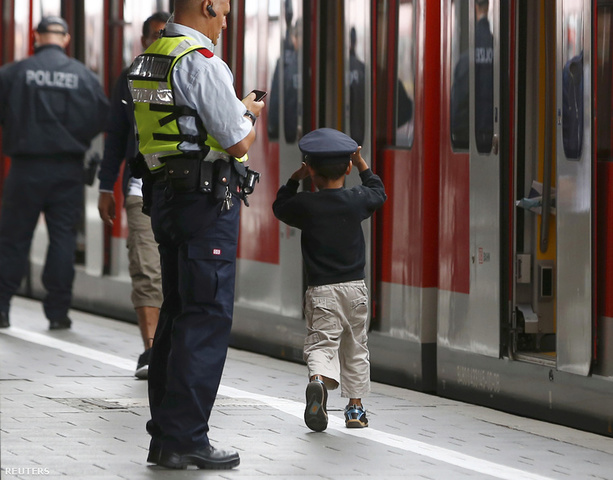 Merkel akármennyi védelemre szorulót befogadna Németországba