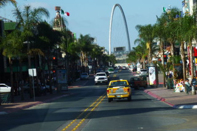 a lo largo de ella se concentran giros comerciales como cantinas y centros Table Dance hasta un sinnúmero de discotecas y tiendas de artesanías.