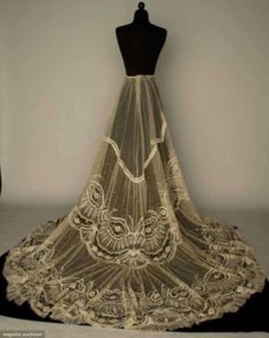Lace was a standard fashion elemnet.