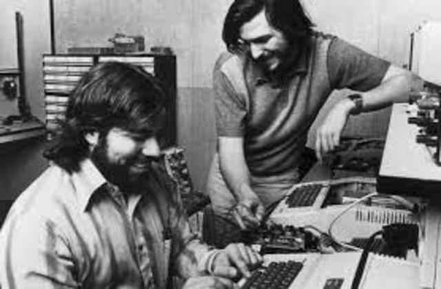 Steve Jobs & Steve Wozniac forman Apple INC