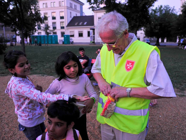 Sólyom László menekült gyerekeknek osztott ételt