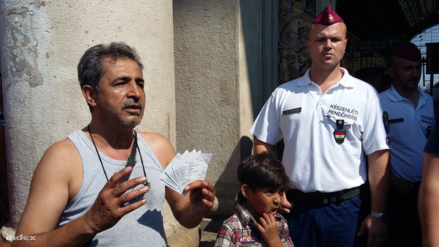 Tüntetés a Keletinél: Germany yes, Hungary no!