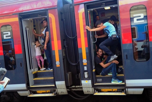 Csak elindulhatott a Railjet Bécsbe, tele menekültekkel