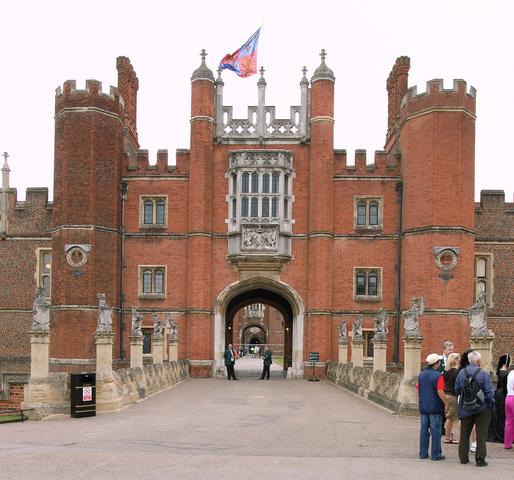 Elizabeth signs treaty of Hampton Court