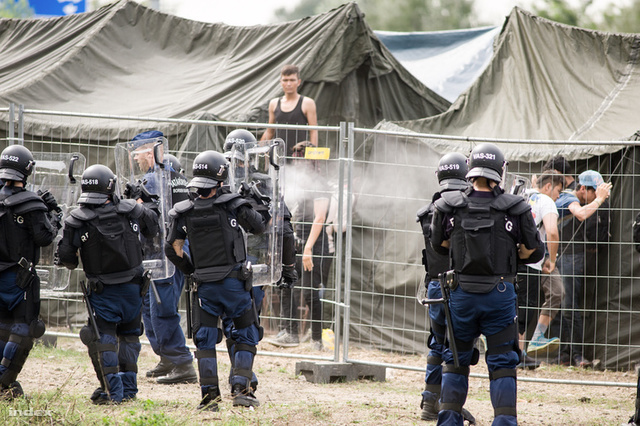 Sátortáborokba telepíti a kormány a menekülteket