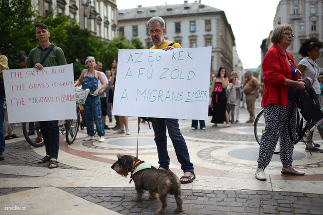 Ellenkerítést állítottak, és tüntetnek a Bazilikánál