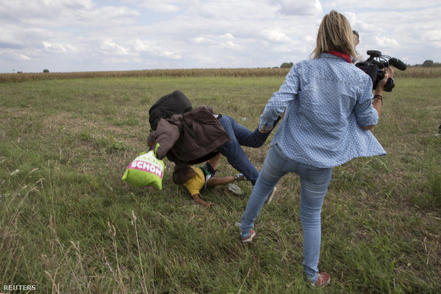 Menekülő kisgyerekbe rúgott a radikális tévé operatőre Röszkénél