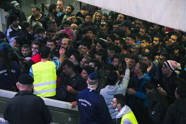 Kétezren várnak arra, hogy vonatra szállhassanak a Keletiben