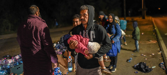 Hajnalban több mint 3000 menekült sétált át Ausztriába