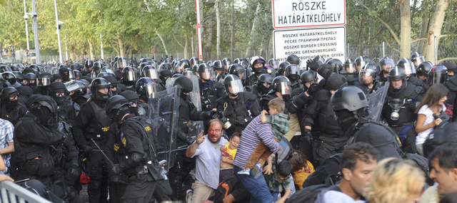 Áttörték a kerítést, a rendőrök vízágyút, könnygázt vetettek be: ez történt szerdán