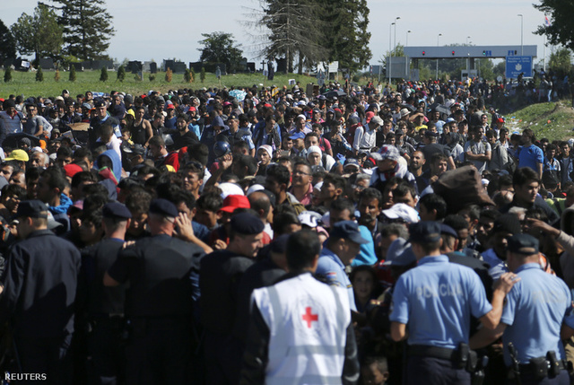 Kilométeres sorokban özönlenek a menekültek Horvátországba