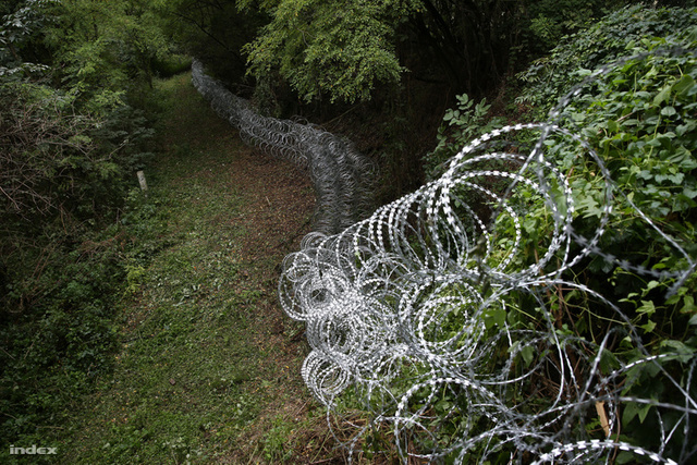 Lázár: Épül a kerítés a horvát és a román határon