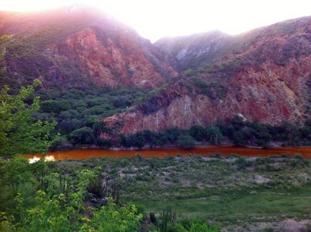 Los pobladores se percatan de una coloracion inusual en el Rio Sonora