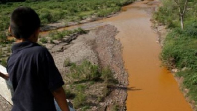 La Comision Nacional del Agua CONAGUA restringio el uso del agua del rio y de 322 pozos en siete municipios afectados.