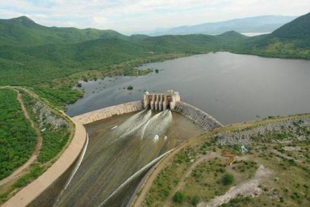 Agua contaminada llega a la presa El Molinito
