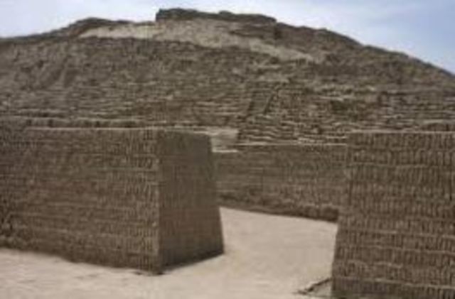 visit the walls of Lima