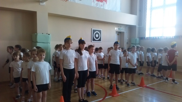 Веселые старты по ПДД (2 класс)