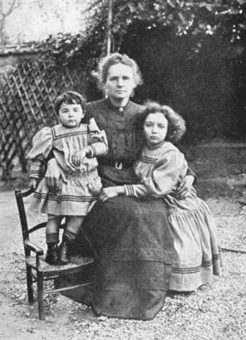Eve Curie is born