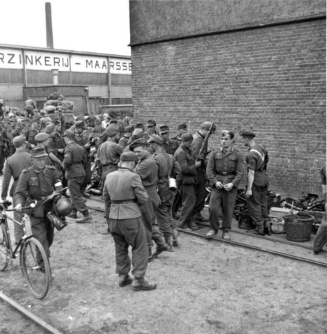Canadian troops land in Hong Kong