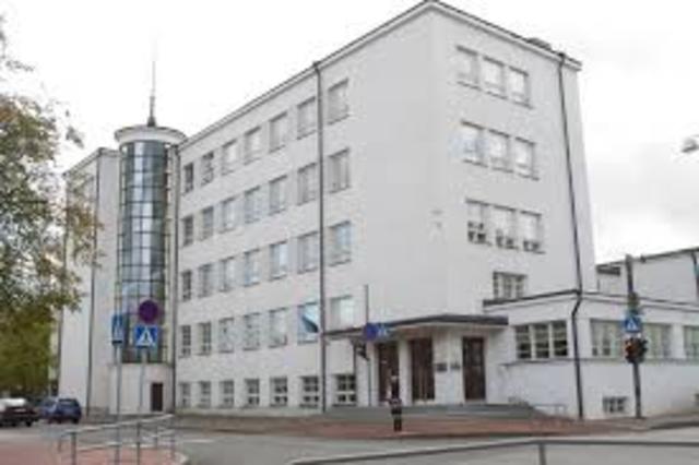 Закончила школу