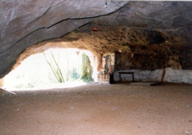 Quando chegou o dia de Natal, o cavaleiro dirigiu-se para a gruta de Belém.