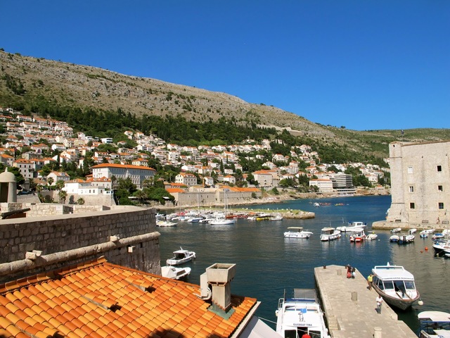 na viagem do cavaleiro o mar esta muito agitado e quando o vento amainou o barco levou os marinheiros para o porto de Ravena.