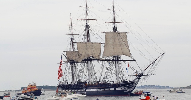 O cavaleiro chega ao porto de mar, mas já era tarde, pois os barcos já tinham partido.