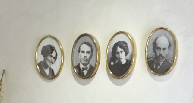 Los hermanos Serdán (Aquiles, Carmen y Máximo) combaten a la policía en la ciudad de Puebla.