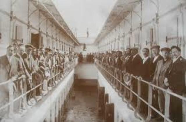 Huerta disuelve la Cámara de Diputados, encarcelando a varios de sus miembros.1914