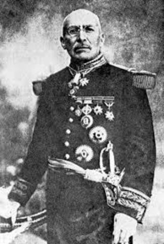 Huerta renuncia a la presidencia y huye del país.