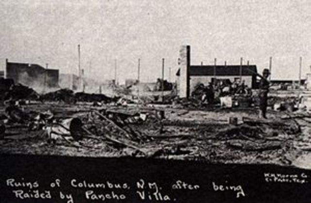 Francisco Villa invade Columbus, en Nuevo México.